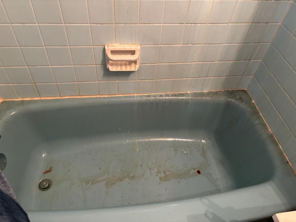 Bathtub before cleaning